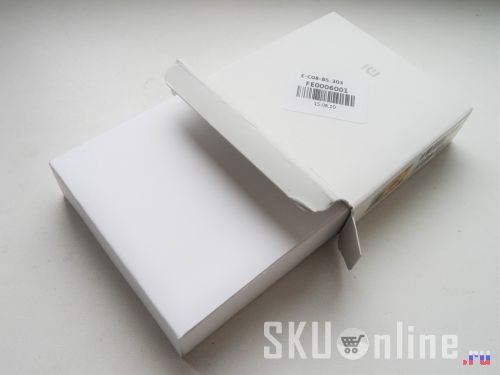 В одну коробку с повербанком Xiaomi 10400mAh вложена вторая, на манер матрешки.