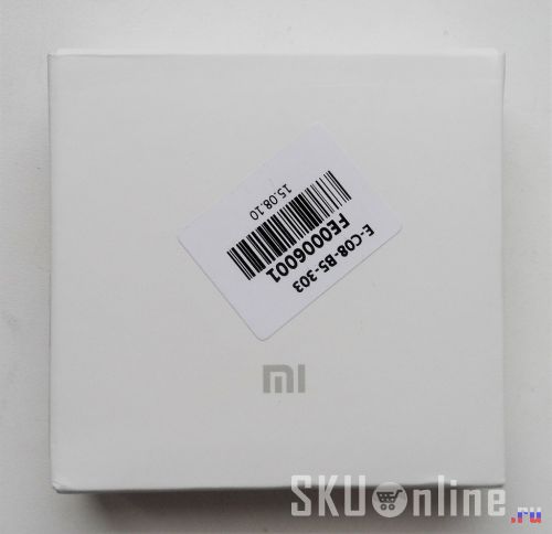 Поставляется повербанк Xiaomi 10400mAh в коробке из плотного ярко белого полуматового картона.