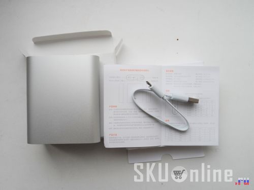 Комплектация повербанка Xiaomi 10400mAh  -  сам повербанк, короткий USB кабель и инструкция.