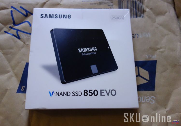 Коробочка с SSD Samsung 850 EVO